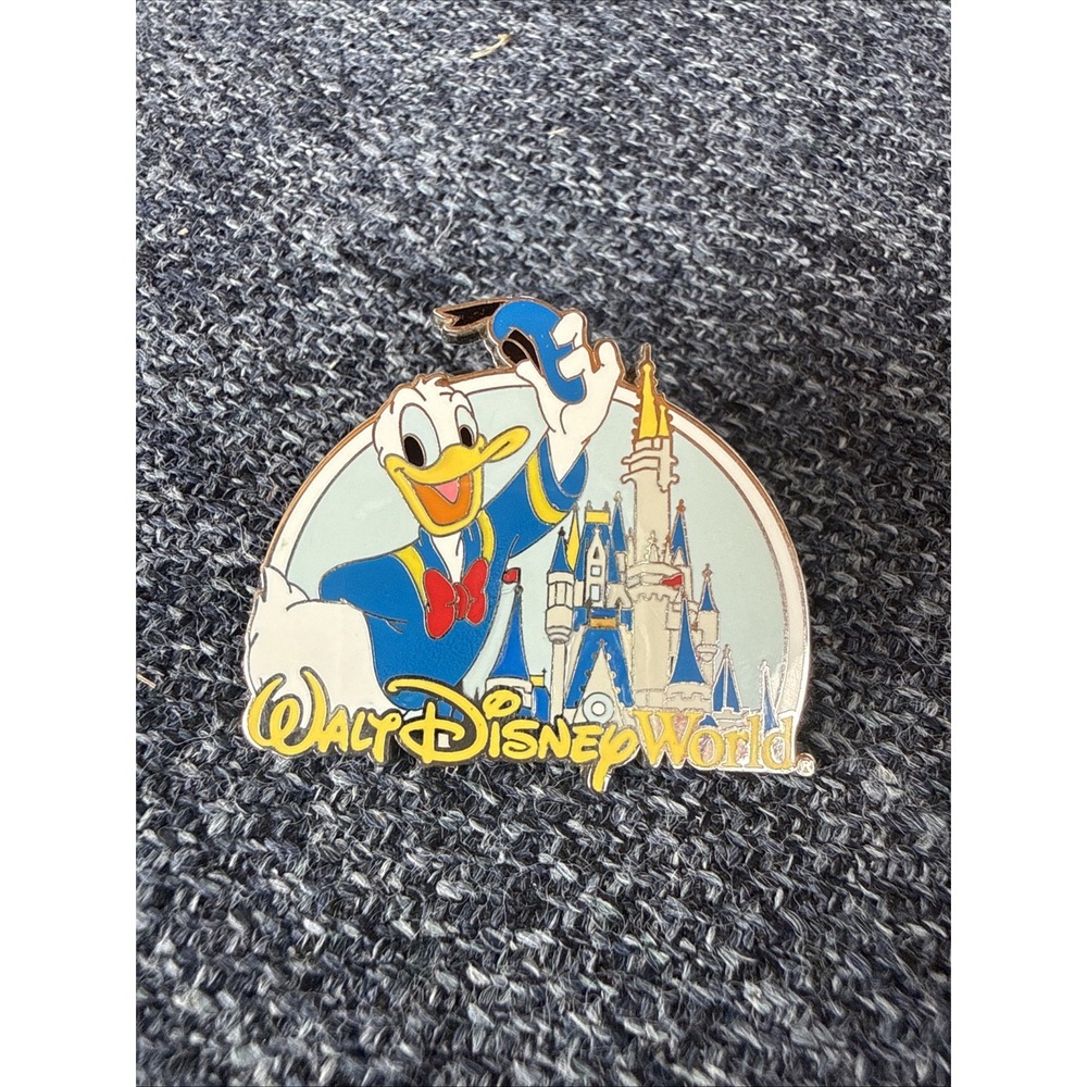 RARE Vintage Disney Pin 2007 Donald Duck Magic Kingdom Castle
